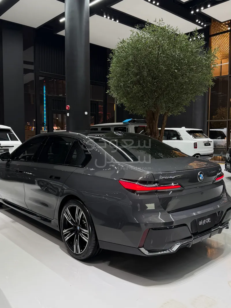 2025 BMW 7 Series 740i