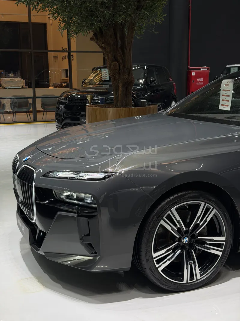 2025 BMW 7 Series 740i