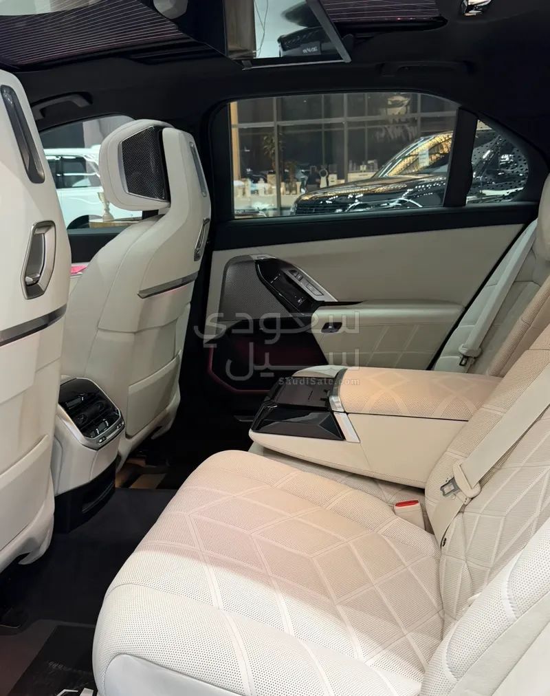 2025 BMW 7 Series 740i