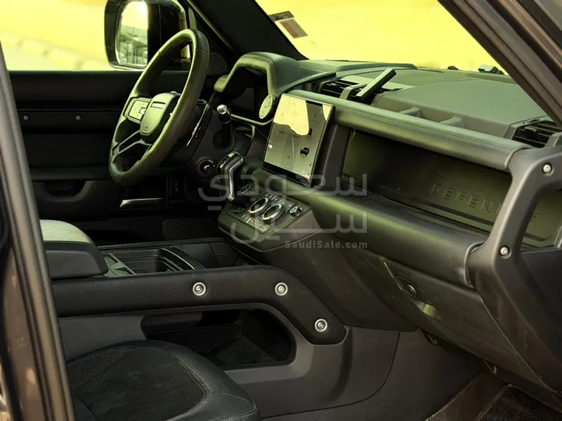 2022 لاند روفر ديفيندر 110