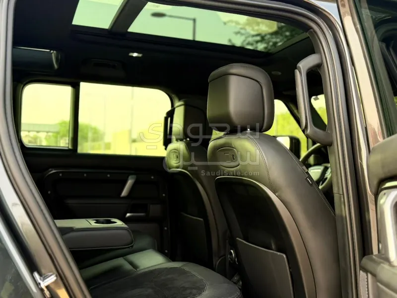 2022 لاند روفر ديفيندر 110