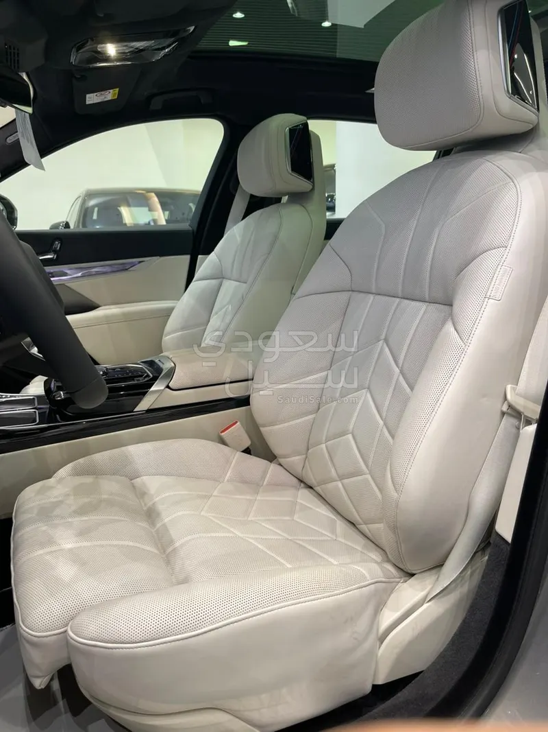 2026 بي ام دبليو الفئة السابعة 735أي