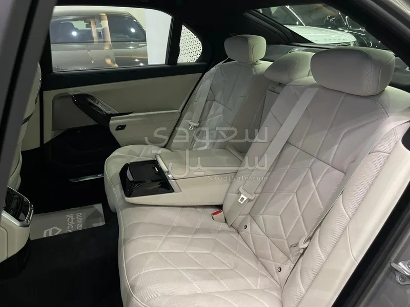 2026 بي ام دبليو الفئة السابعة 735أي