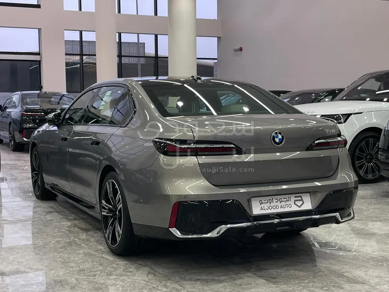 2026 بي ام دبليو الفئة السابعة 735أي