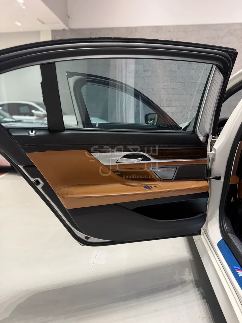 2020 بي ام دبليو الفئة السابعة 730 إل أي