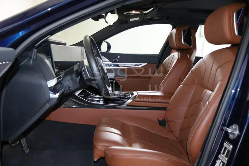 2025 بي ام دبليو الفئة السابعة 735أي