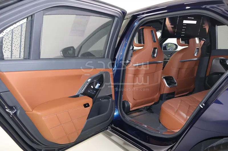 2025 بي ام دبليو الفئة السابعة 735أي