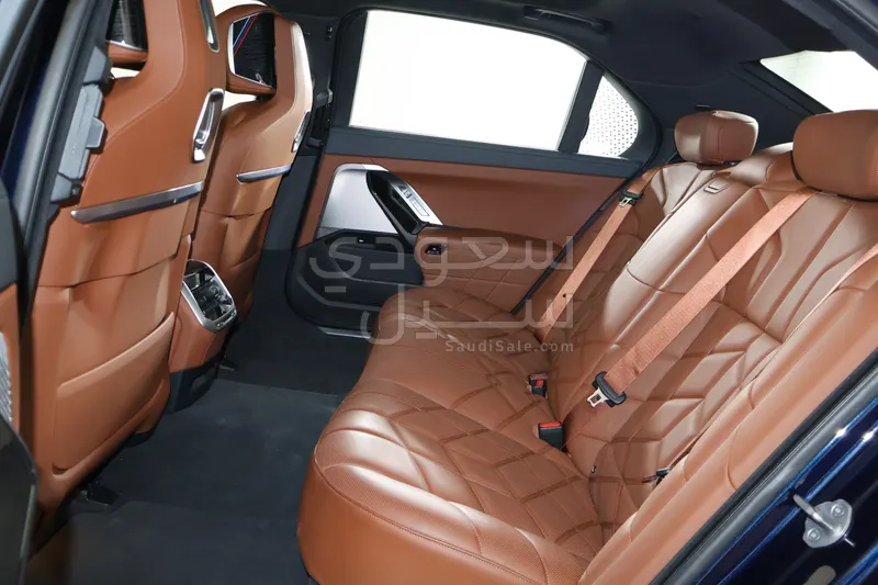 2025 بي ام دبليو الفئة السابعة 735أي