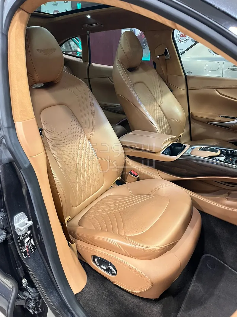 2021 استون مارتن دي بي اكس