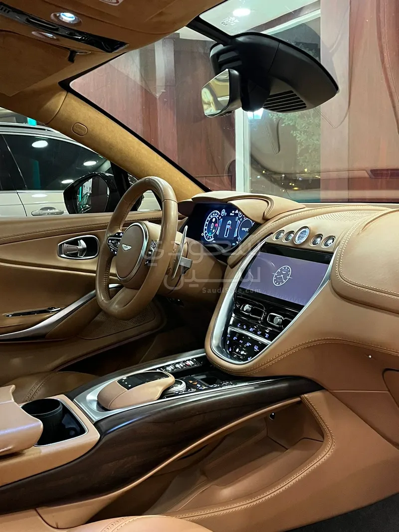 2021 استون مارتن دي بي اكس