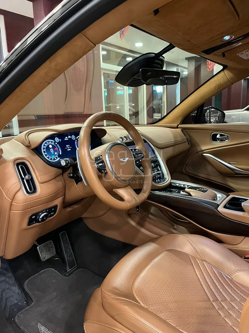 2021 استون مارتن دي بي اكس