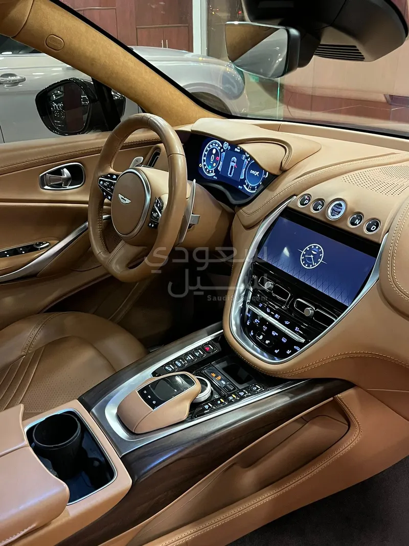 2021 استون مارتن دي بي اكس