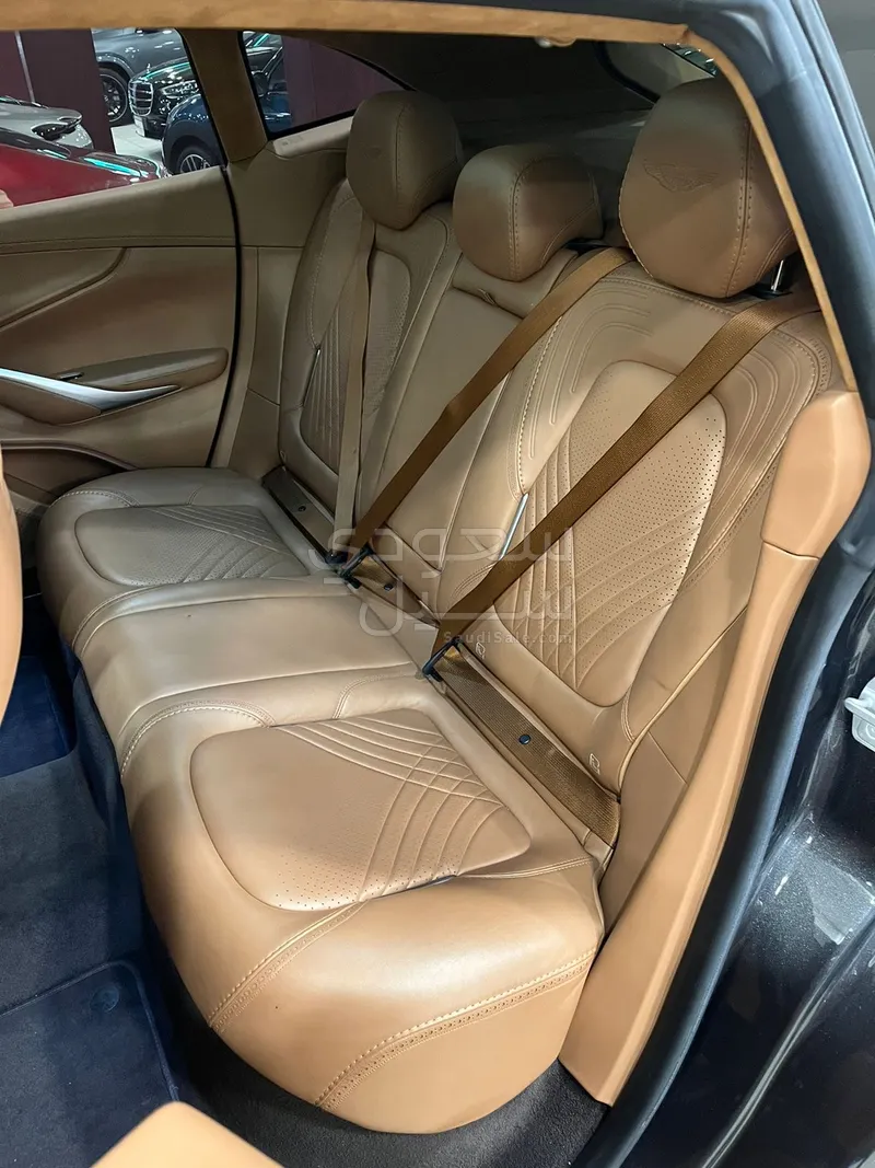 2021 استون مارتن دي بي اكس