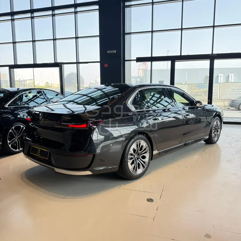 2026 بي ام دبليو الفئة السابعة 735أي
