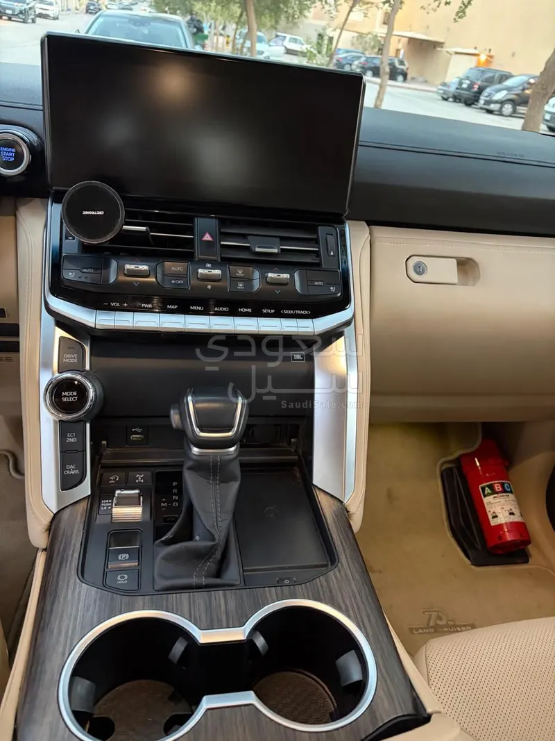 2022 تويوتا لاند كروزر في اكس