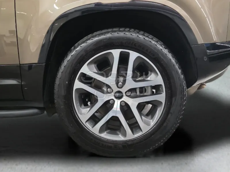 2025 لاند روفر ديفيندر اتش اس اي