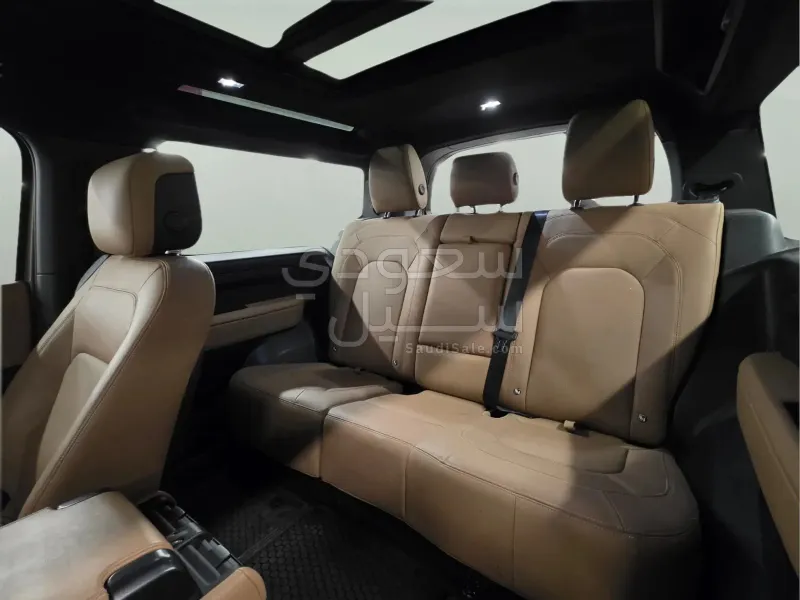 2025 لاند روفر ديفيندر اتش اس اي