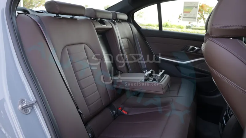 2025 بي ام دبليو الفئة الثالثة 330 أي