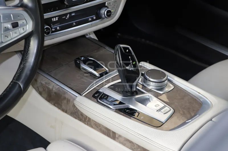 2020 بي ام دبليو الفئة السابعة 730 إل أي