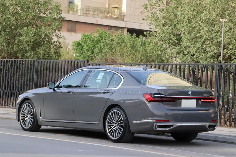 2020 بي ام دبليو الفئة السابعة 730 إل أي