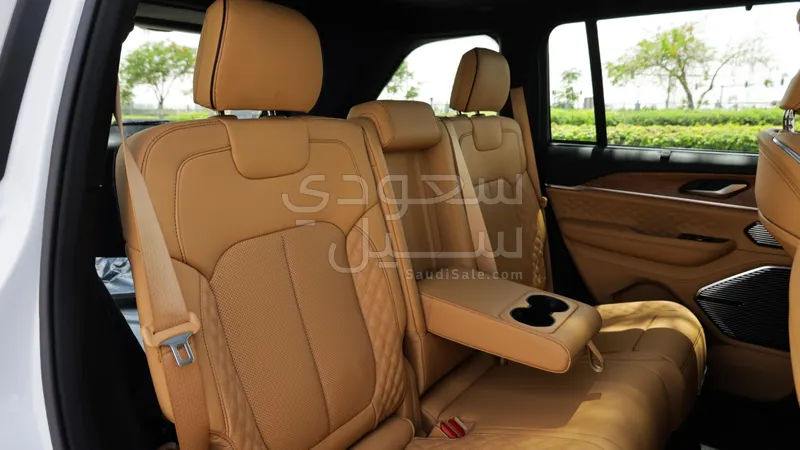 2025 جييب جراند شيروكي ساميت