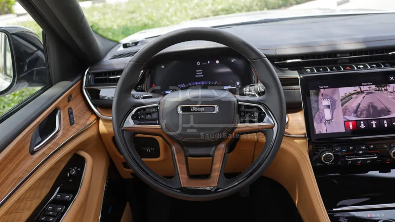 2025 جييب جراند شيروكي ساميت