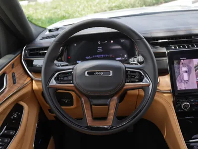 2025 جييب جراند شيروكي ساميت