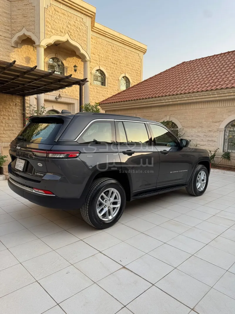 2025 جييب جراند شيروكي لاريدو