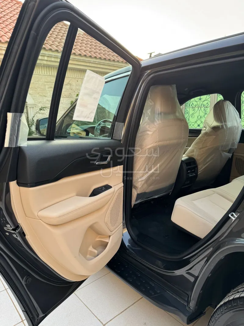 2025 جييب جراند شيروكي لاريدو