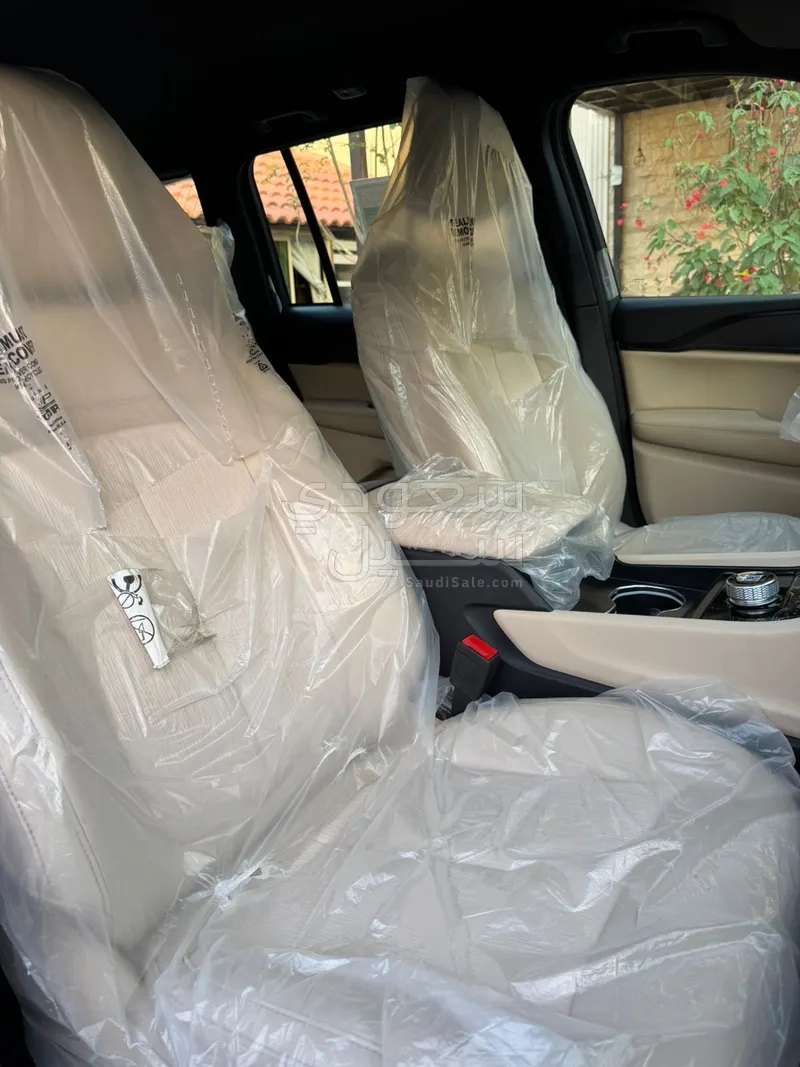 2025 جييب جراند شيروكي لاريدو