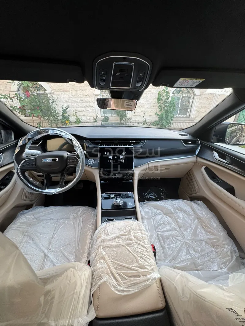 2025 جييب جراند شيروكي لاريدو