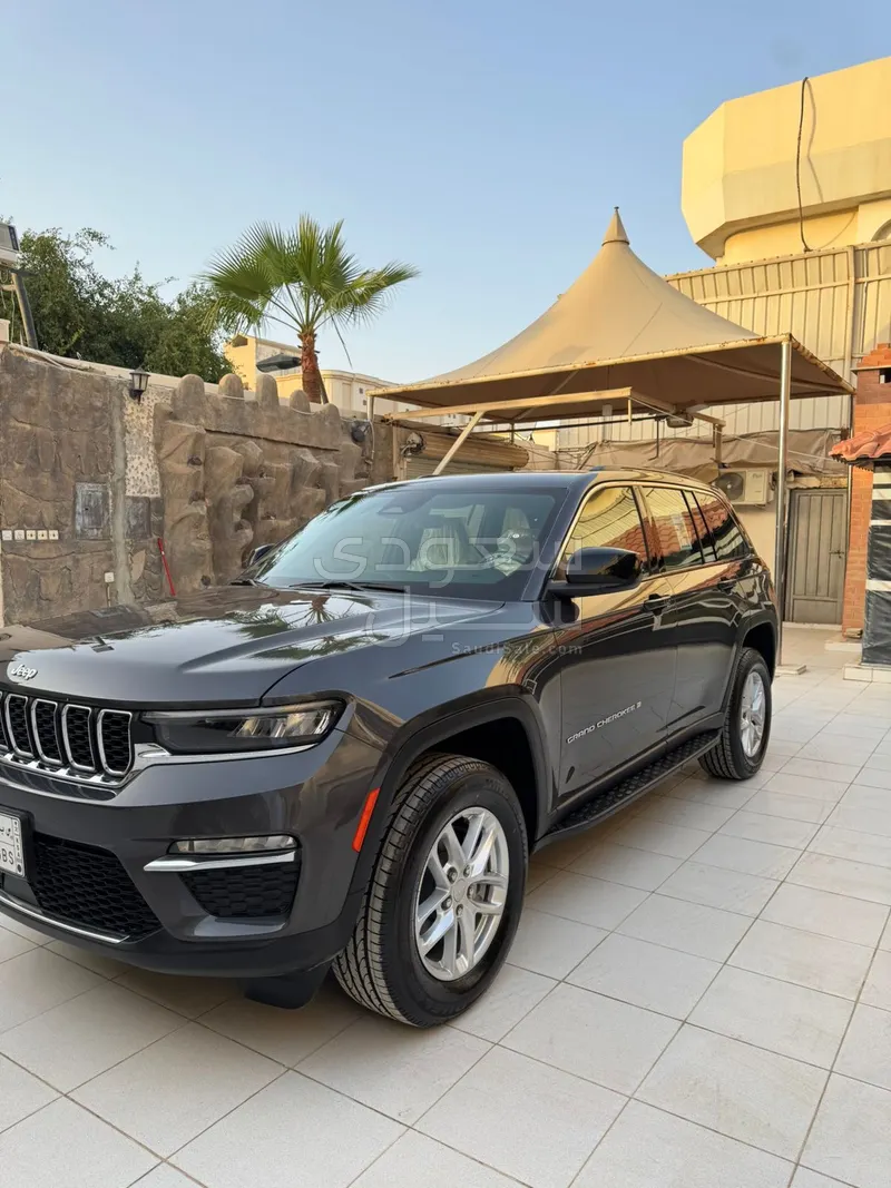 2025 جييب جراند شيروكي لاريدو