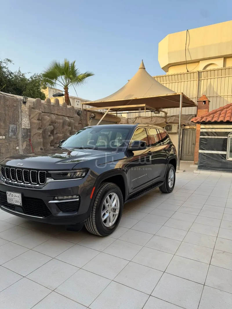 2025 جييب جراند شيروكي لاريدو