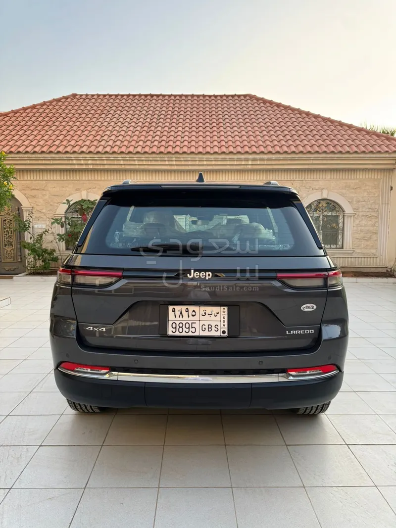 2025 جييب جراند شيروكي لاريدو