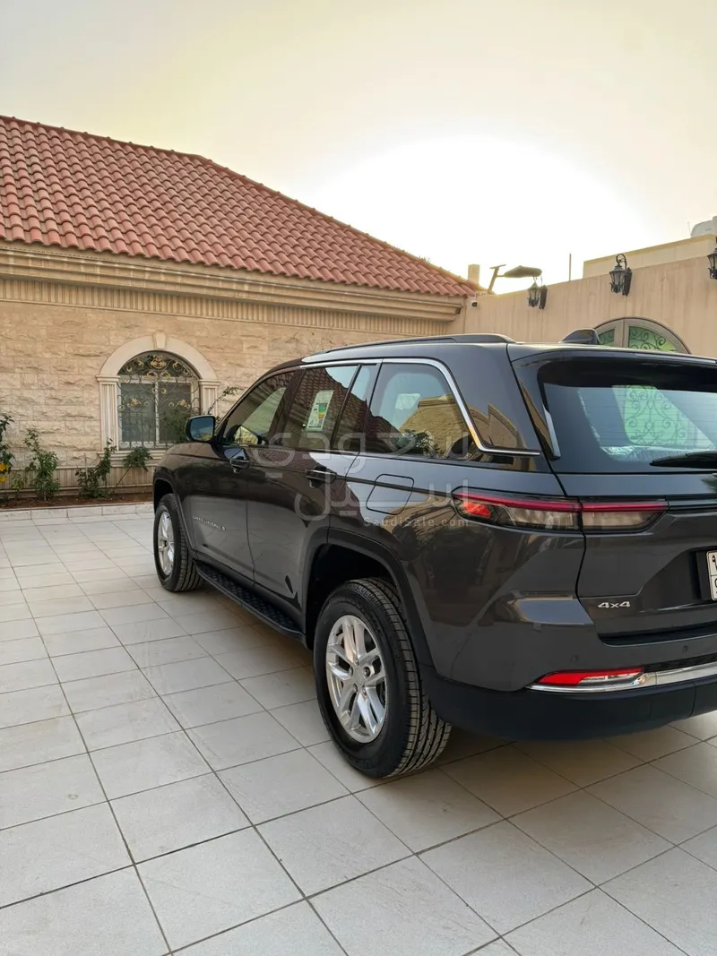 2025 جييب جراند شيروكي لاريدو