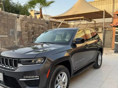 2025 جييب جراند شيروكي لاريدو