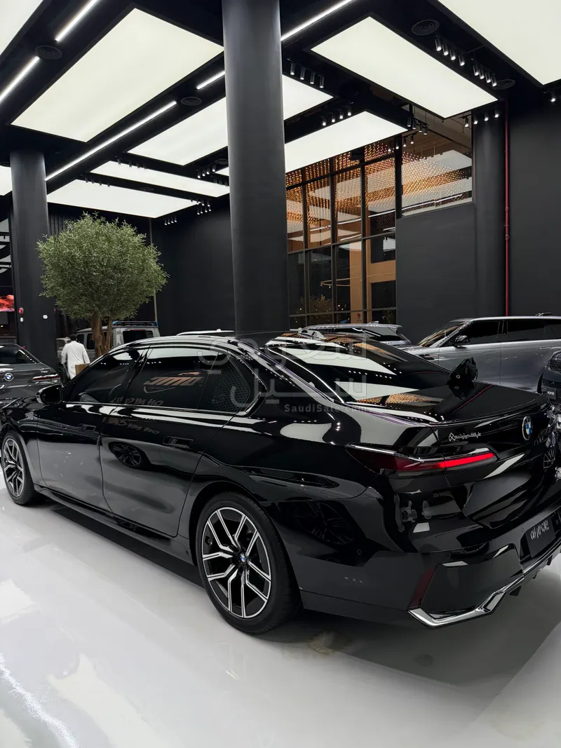 2025 بي ام دبليو الفئة السابعة 735أي