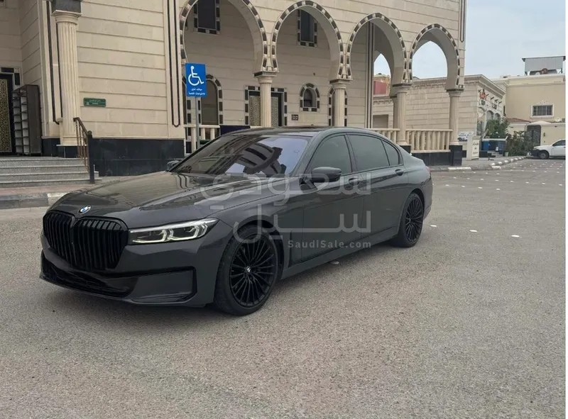 2021 بي ام دبليو الفئة السابعة 730 إل أي إنديفيجوال