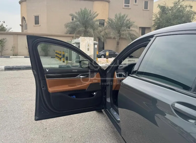 2021 بي ام دبليو الفئة السابعة 730 إل أي إنديفيجوال