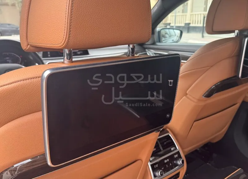 2021 بي ام دبليو الفئة السابعة 730 إل أي إنديفيجوال