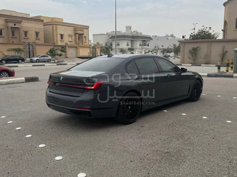 2021 بي ام دبليو الفئة السابعة 730 إل أي إنديفيجوال