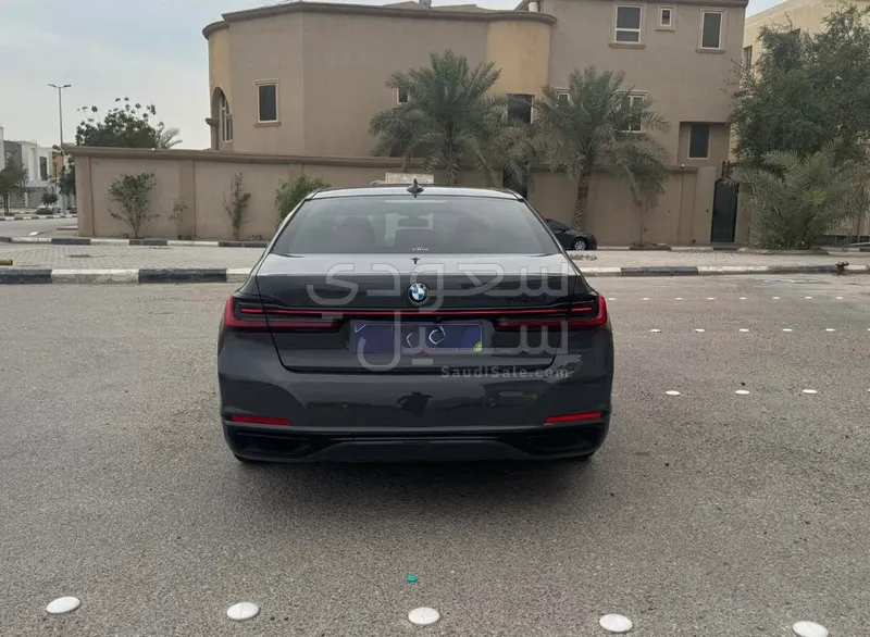 2021 بي ام دبليو الفئة السابعة 730 إل أي إنديفيجوال