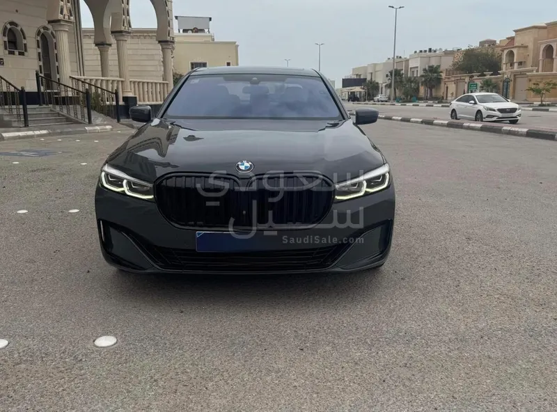 2021 بي ام دبليو الفئة السابعة 730 إل أي إنديفيجوال