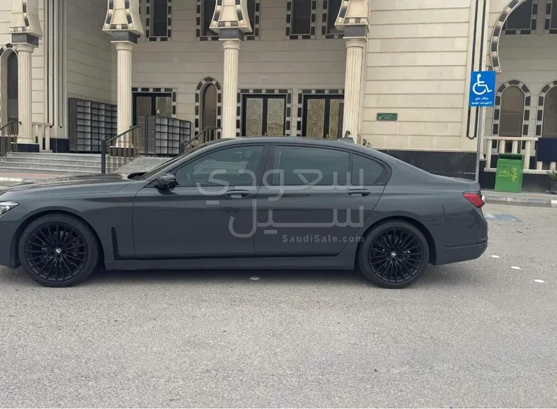 2021 بي ام دبليو الفئة السابعة 730 إل أي إنديفيجوال