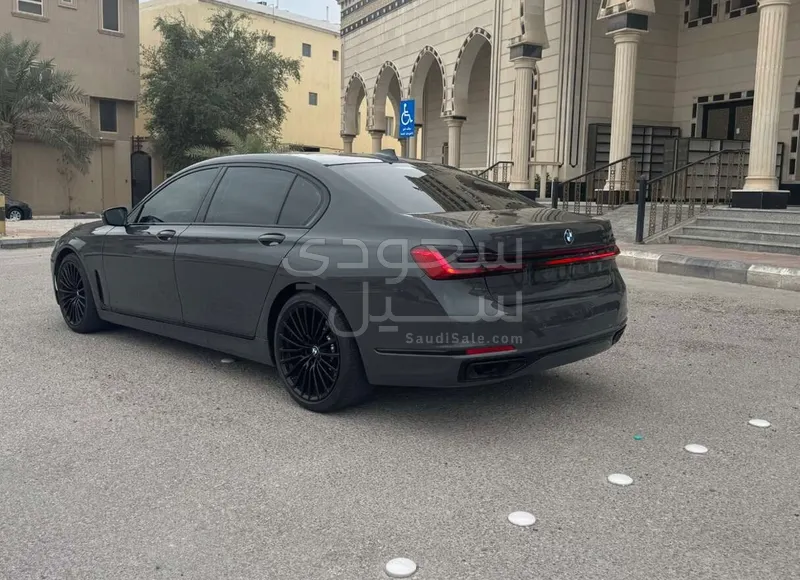 2021 بي ام دبليو الفئة السابعة 730 إل أي إنديفيجوال