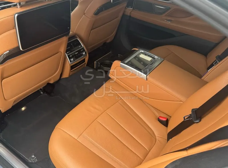 2021 بي ام دبليو الفئة السابعة 730 إل أي إنديفيجوال