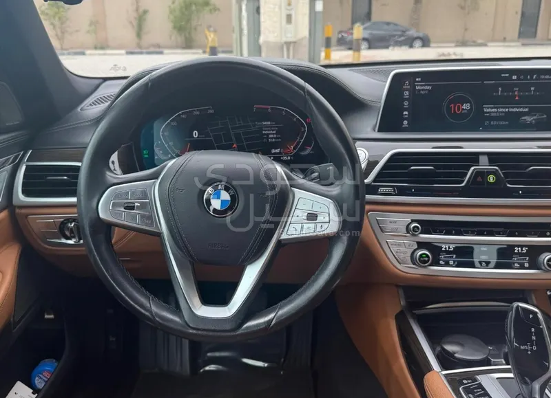 2021 بي ام دبليو الفئة السابعة 730 إل أي إنديفيجوال