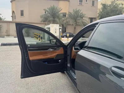 2021 بي ام دبليو الفئة السابعة 730 إل أي إنديفيجوال