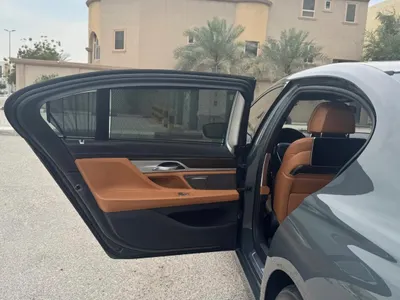 2021 بي ام دبليو الفئة السابعة 730 إل أي إنديفيجوال