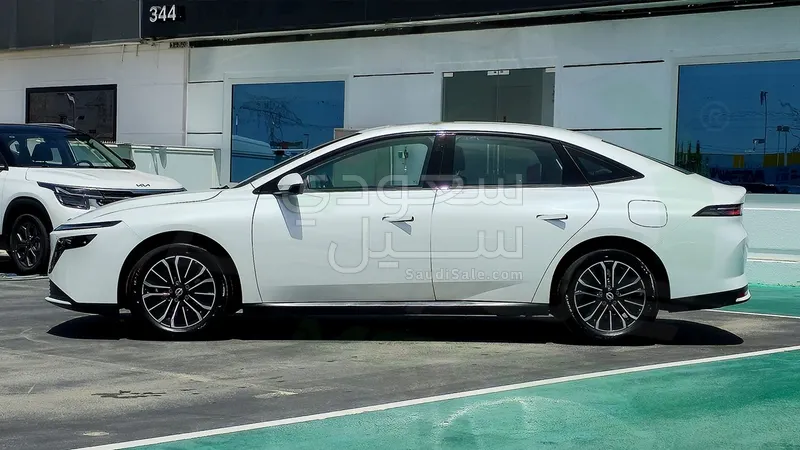 2025 نيسان ماكسيما